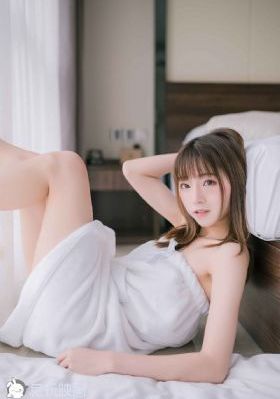 老头把舌头伸进她腿间视频